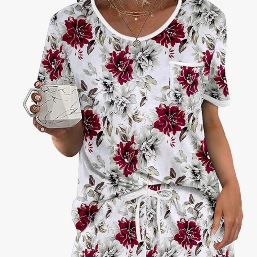 New 2-Piece Women’s Loungewear Short Sleeve Top and Shorts White Red Floral Lge